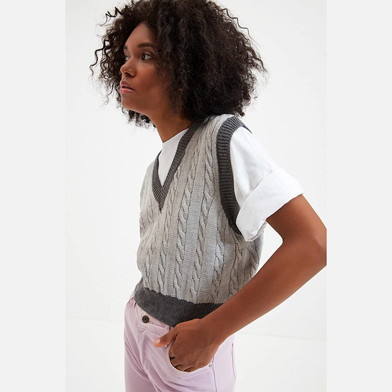 SM-K0100 Utsøkt kontraststrikket vest med V-hals SM-K0100 Utsøkt kontraststrikket vest med V-hals