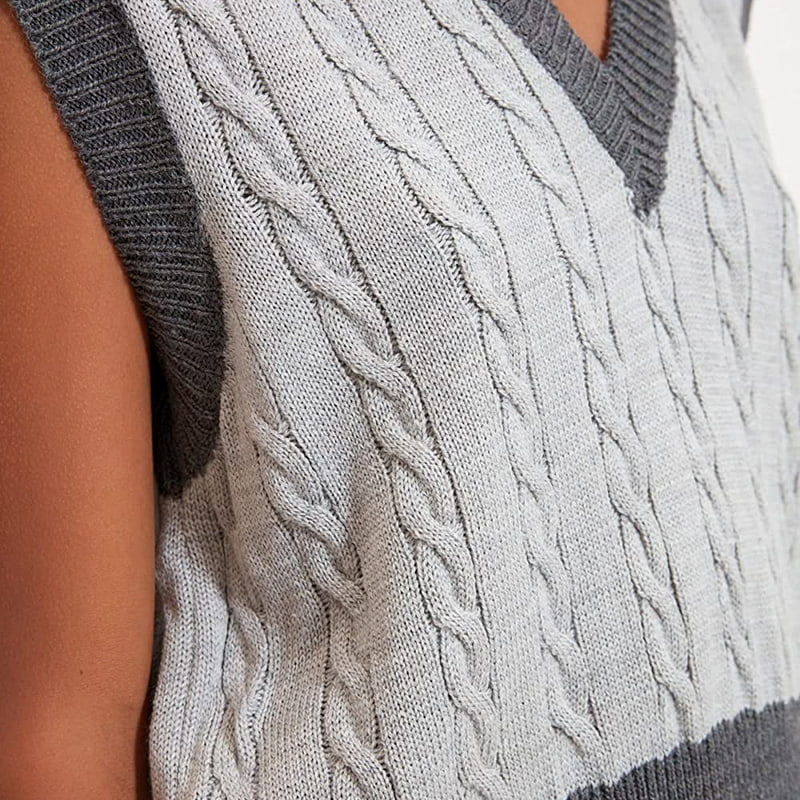 SM-K0100 Utsøkt kontraststrikket vest med V-hals SM-K0100 Utsøkt kontraststrikket vest med V-hals